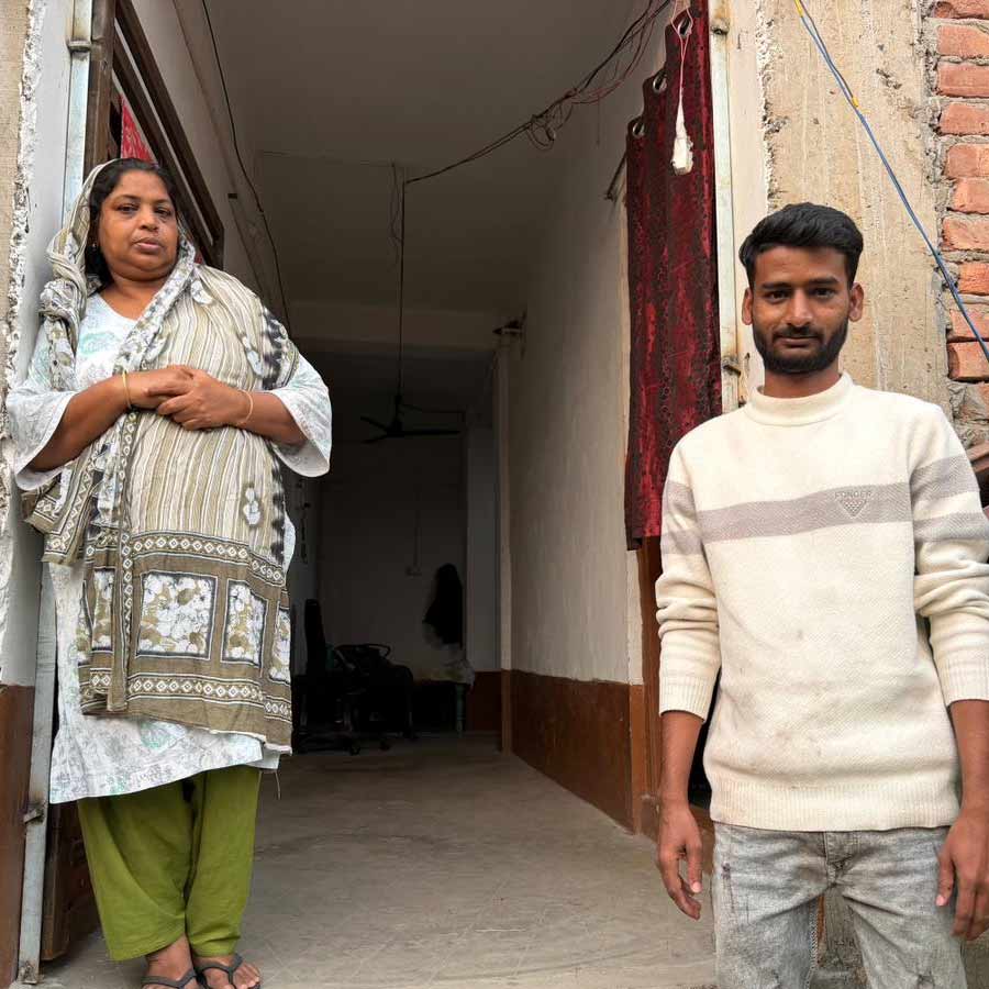 সাগির আহমেদের বোন আখতারিয়া বেগম এবং তাঁদের আত্মীয় যুবক মহম্মদ হায়দার। দুর্ঘটনার প্রত্যক্ষদর্শী, ভুক্তভোগী দু’জনেই।