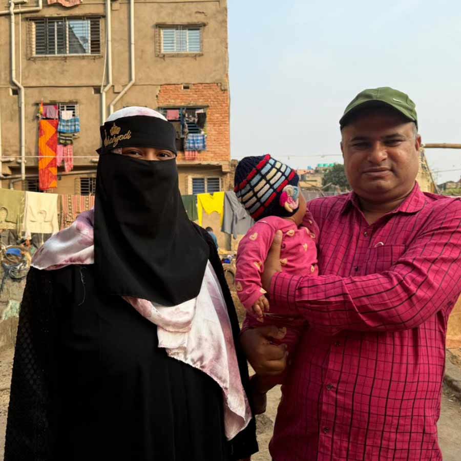 গার্ডেনরিচে স্ত্রী-সন্তানের সঙ্গে ওয়াকিল আলি।