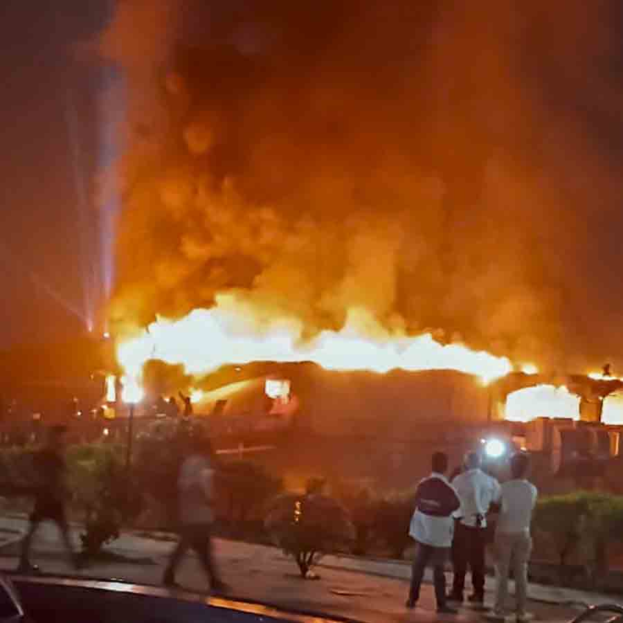 দাউ দাউ করে জ্বলছে গোয়ার সেই নাইটক্লাব। ছবি: পিটিআই।