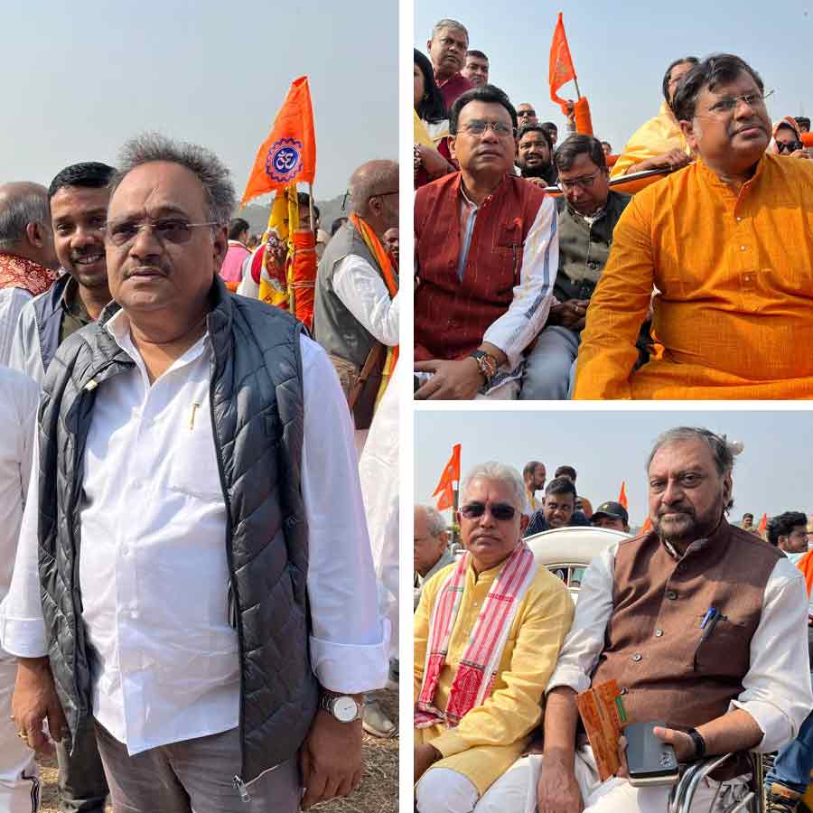 (বাঁ দিকে) শমীক ভট্টাচার্য, সুকান্ত মজুমদার এবং রুদ্রনীল ঘোষ (ডান দিকে উপরে), দিলীপ ঘোষ (ডান দিকে নীচে)। রবিবার ব্রিগেডে গীতাপাঠ কর্মসূচিতে।