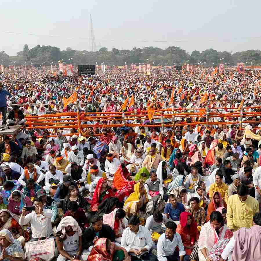 গীতাপাঠ কর্মসূচিতে যোগ দিয়েছেন বহু মানুষ। 