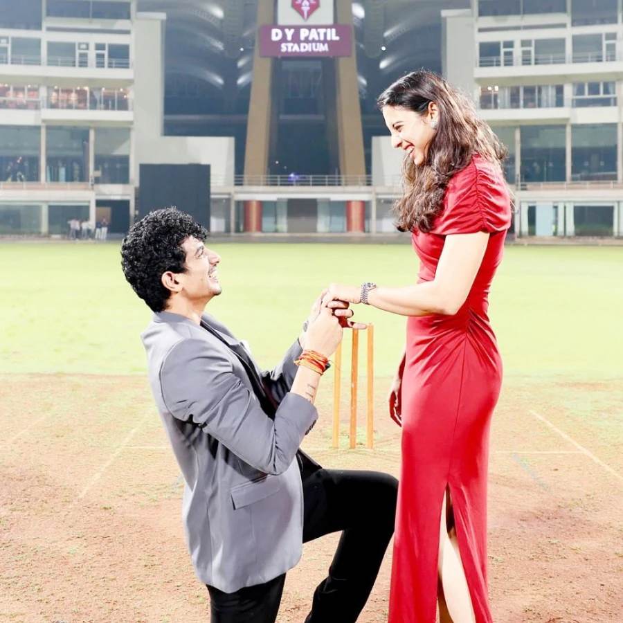 মহিলাদের এক দিনের বিশ্বকাপ জয়ের সাক্ষী মুম্বইয়ের ডিওয়াই পাটিল স্টেডিয়ামের ২২ গজে পলাশ মুচ্ছল বিয়ের প্রস্তাব দিয়েছিলেন স্মৃতি মন্ধানাকে।