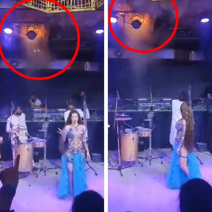 তখন মঞ্চে ‘শোলে’র গানে নাচ চলছিল। মঞ্চের পিছনে সিলিংয়ে আগুনের (চিহ্নিত) সূত্রপাত। ছবি: সংগৃহীত।