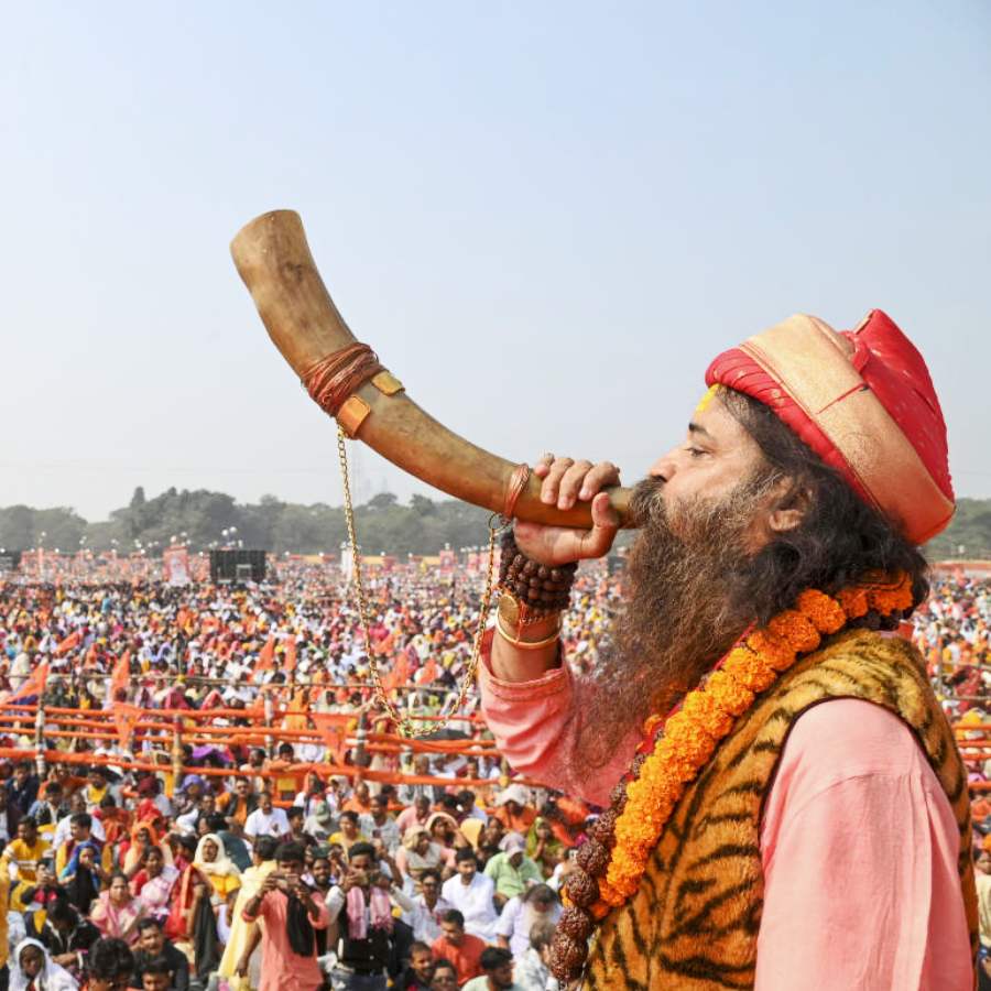 রবিবার কলকাতার ব্রিগেড ময়দানে সমবেত গীতাপাঠ কর্মসূচি উপলক্ষে জমায়েত।