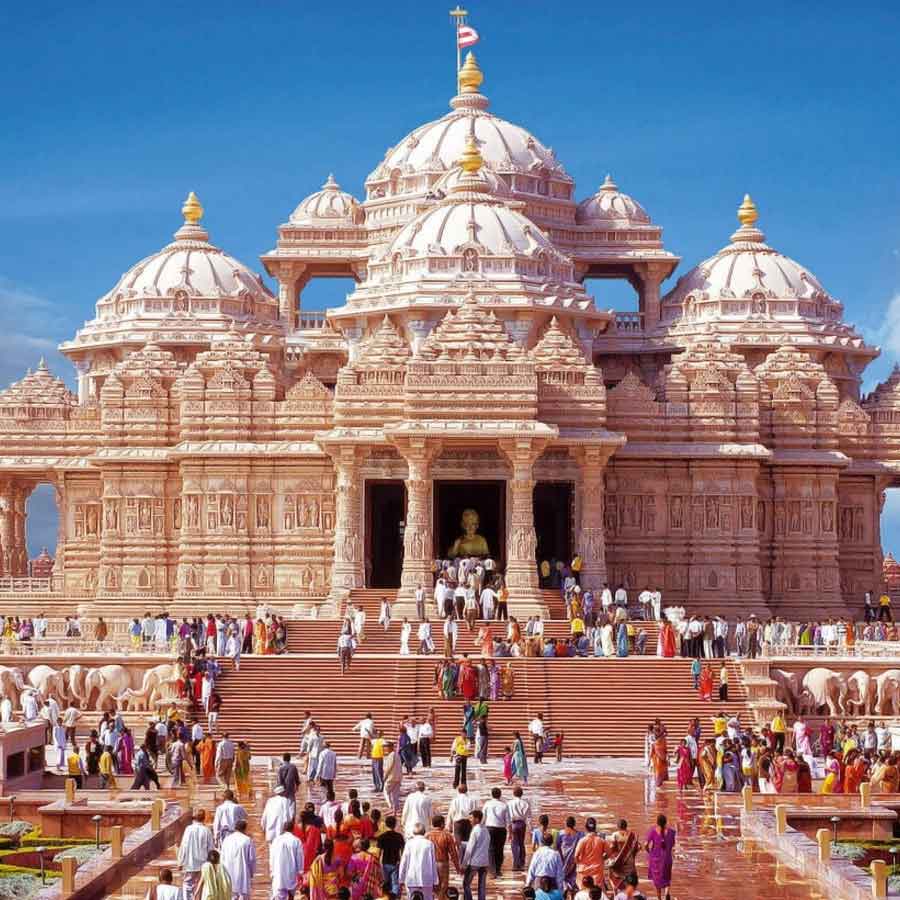 A man duped by fake priest at Akshardham