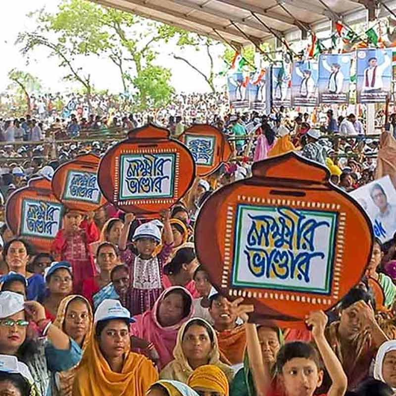 রাজ্যের মহিলাদের আর্থিক সহায়তার জন্য ‘লক্ষ্মীর ভান্ডার’ প্রকল্প শুরু করেছিলেন মুখ্যমন্ত্রী মমতা বন্দ্যোপাধ্যায়।