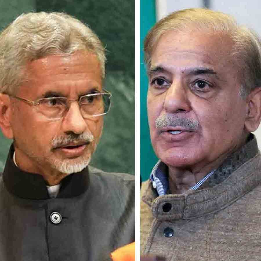 (বাঁ দিকে) ভারতের বিদেশমন্ত্রী এস জয়শঙ্কর। পাকিস্তানের প্রধানমন্ত্রী শাহবাজ় শরিফ (ডান দিকে)।