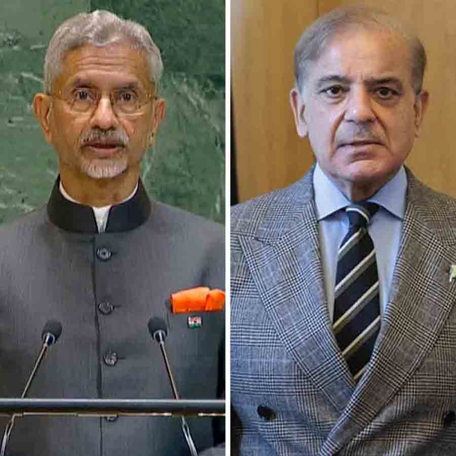 (বাঁ দিকে) ভারতের বিদেশমন্ত্রী এস জয়শঙ্কর।পাকিস্তানের প্রধানমন্ত্রী শাহবাজ় শরিফ (ডান দিকে)।