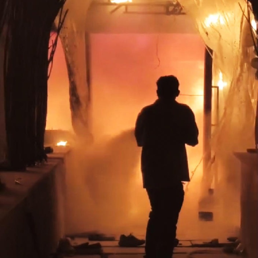 গোয়ার নৈশক্লাবে আগুন নেবানোর চেষ্টায় এক দমকলকর্মী।