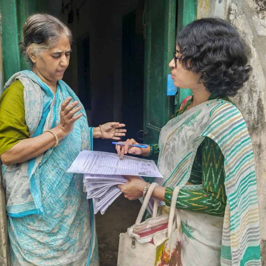 রাজ্যে বাড়ি বাড়ি গিয়ে এনুমারেশন ফর্ম দিচ্ছেন বিএলও।