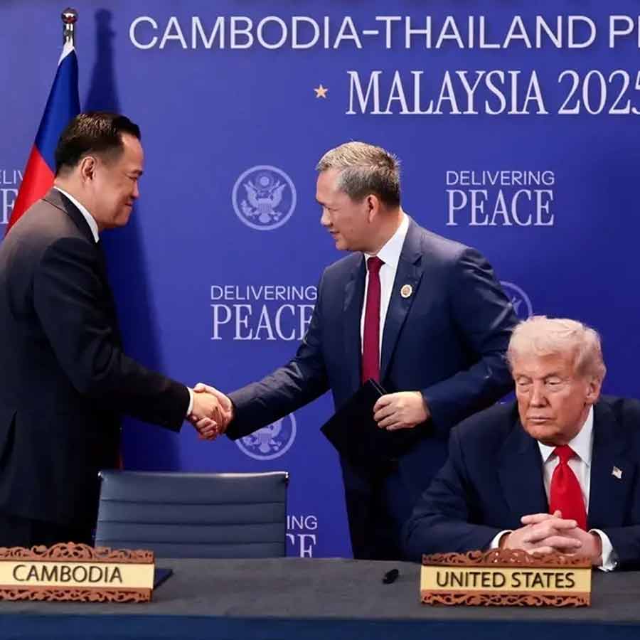 ডোনাল্ড ট্রাম্পের উপস্থিতিতে শান্তি চুক্তিতে সই করেছিলেন তাইল্যান্ড এবং কম্বোডিয়ার প্রতিনিধিরা।