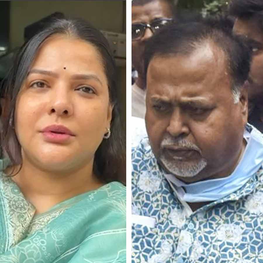 (বাঁ দিকে) অর্পিতা মুখোপাধ্যায়। পার্থ চট্টোপাধ্যায় (ডান দিকে)