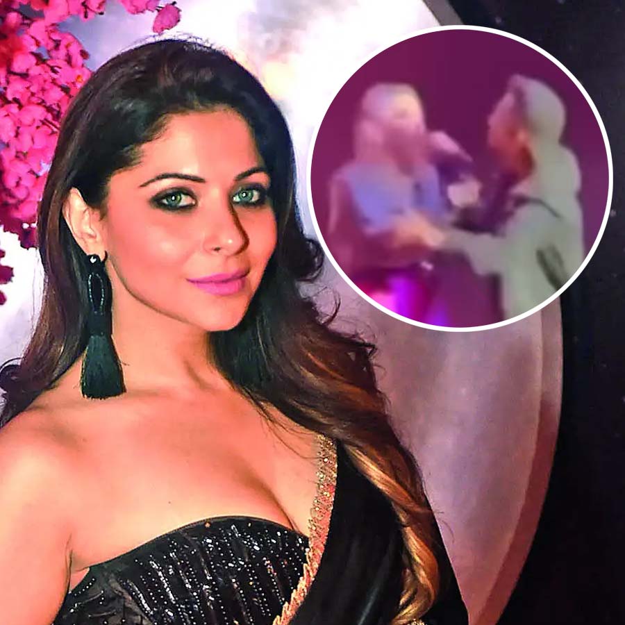 মঞ্চে হেনস্থার শিকার কণিকা।