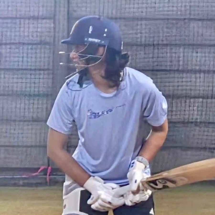 অনুশীলনে স্মৃতি মন্ধানা।