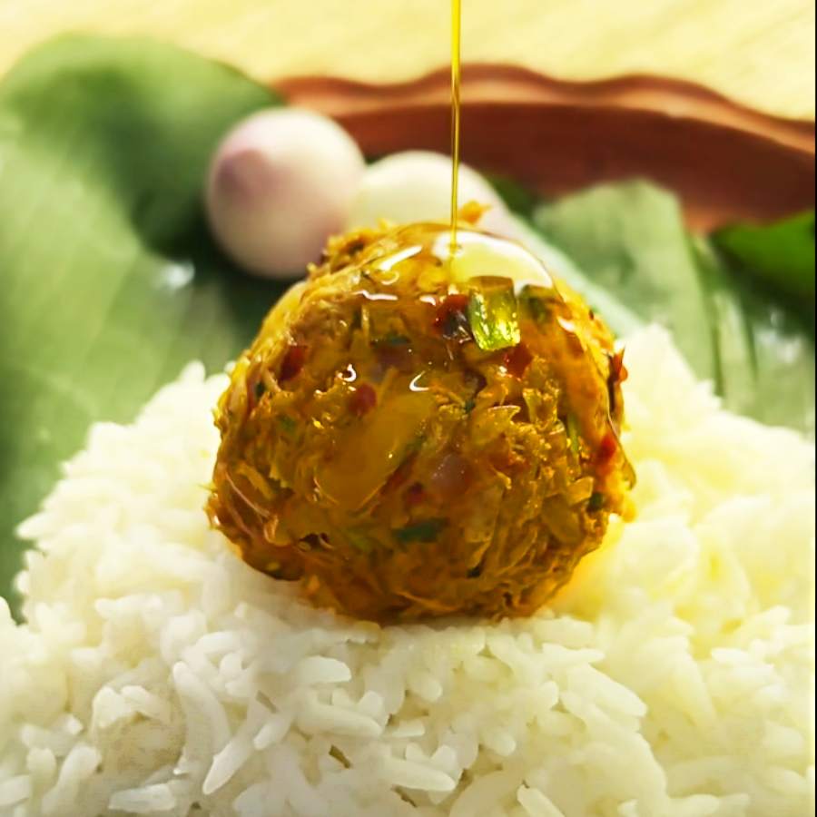 রুটি পরোটার বদলে গরম গরম ভাত আর ঘি দিয়েই পরিবেশন করলে ভাল লাগবে বেশি। 