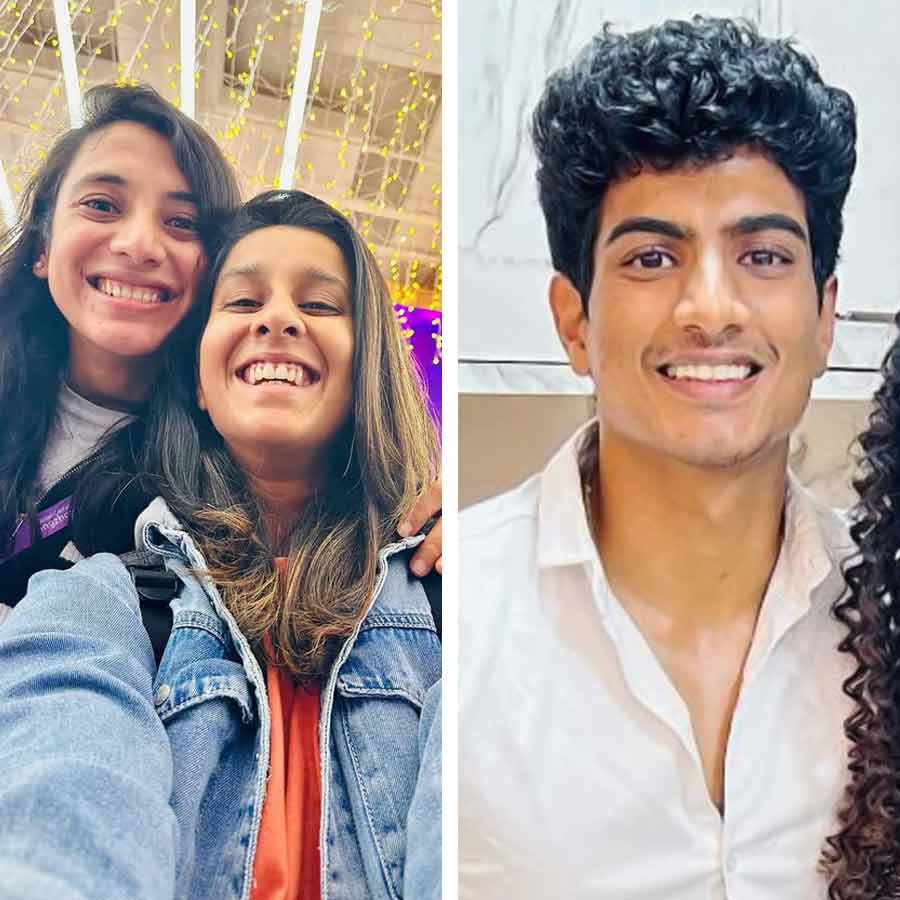 (বাঁ দিকে) স্মৃতি মন্ধানা ও জেমাইমা রডরিগেজ় , (ডান দিকে) পলাশ  মুচ্ছল।