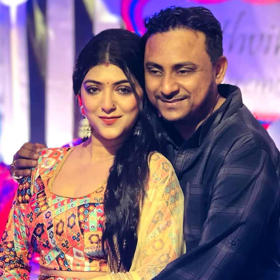 (বাঁ দিকে)রিয়া গঙ্গোপাধ্যায়, (ডান দিকে) অরিন্দম চক্রবর্তী।