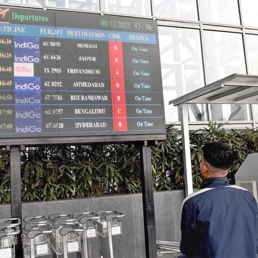 স্বস্তি: ছন্দে ফিরছে ইন্ডিগোর উড়ান পরিষেবা। সোমবার, কলকাতা বিমানবন্দরে।