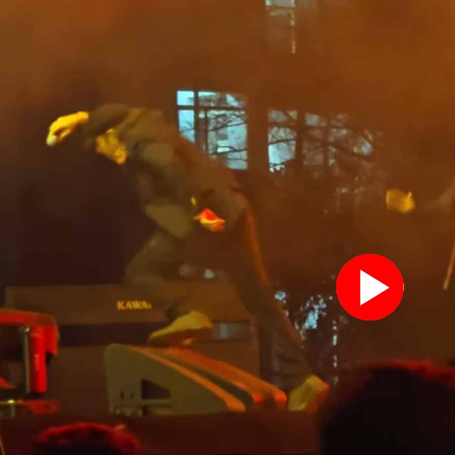Video of Mohit Chauhan tripped over stage light and fell on mid concert in AIIMS Bhopal dgtl