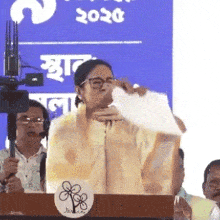Mamata Banerjee protests by tearing up copy of Centre\\\\\\\\\\\\\\\\\\\\\\\\\\\\\\\'s letter on 100 days\\\\\\\\\\\\\\\\\\\\\\\\\\\\\\\' work