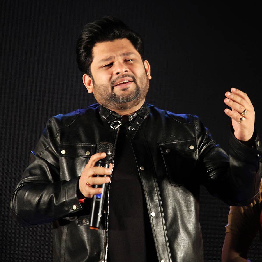 উপস্থিত ছিলেন অনীক ধর