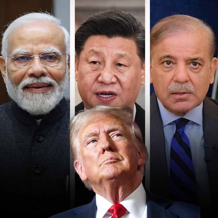 (বাঁ দিক থেকে) নরেন্দ্র মোদী, শি জিনপিং এবং শাহবাজ় শরিফ। (নীচে) ডোনাল্ড ট্রাম্প।