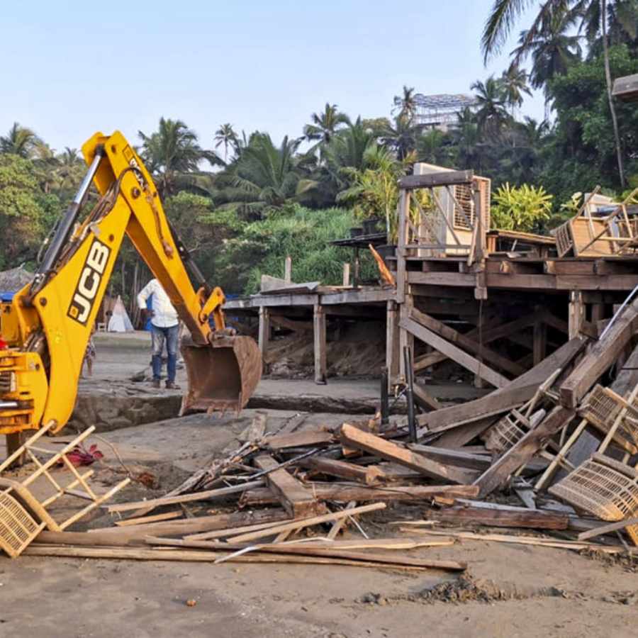 লুথরা ভাইদের আরও একটি নৈশক্লাব ভাঙার কাজ চলছে। ছবি: পিটিআই।