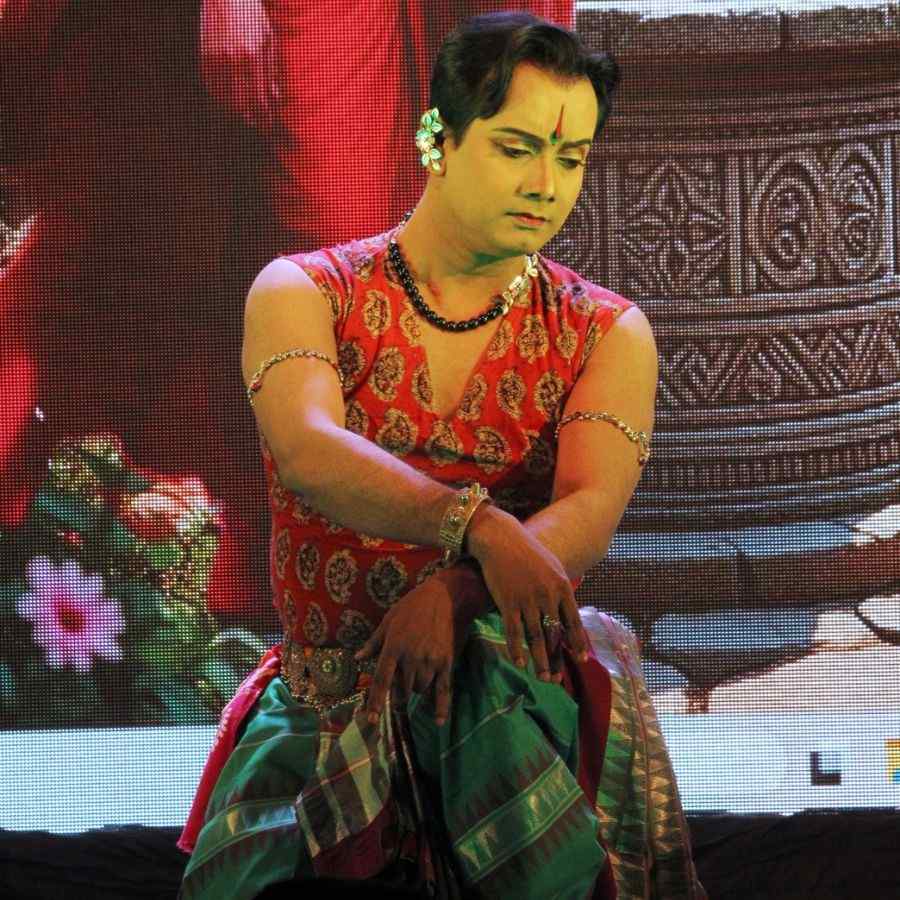 সুজিত সেন তাঁর অসাধারণ নৃত্য পরিবেশনায় দর্শকদের মুগ্ধ করেন