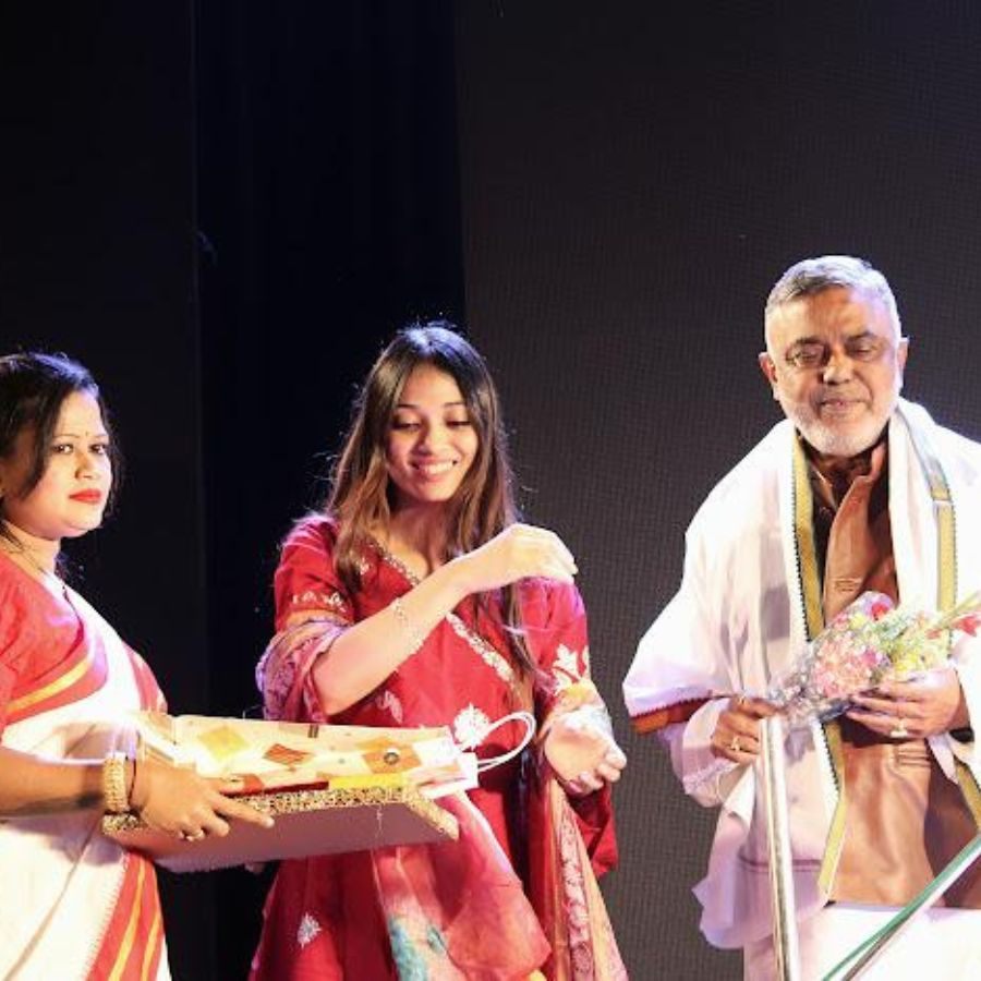 দেবাশিষ কুমারকে সম্বর্ধনা দিয়ে সম্মানিত করা হয় 