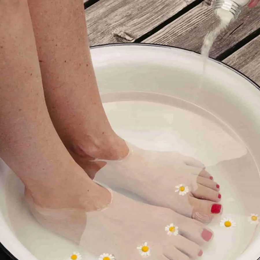 গরম জলে পা ডুবিয়ে রাখার উপকারিতা।