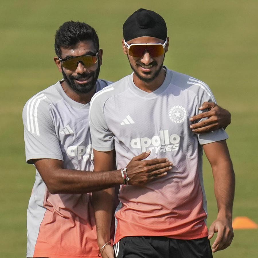 (বাঁ দিকে) জসপ্রীত বুমরাহর সঙ্গে অর্শদীপ সিংহ (ডান দিকে)।