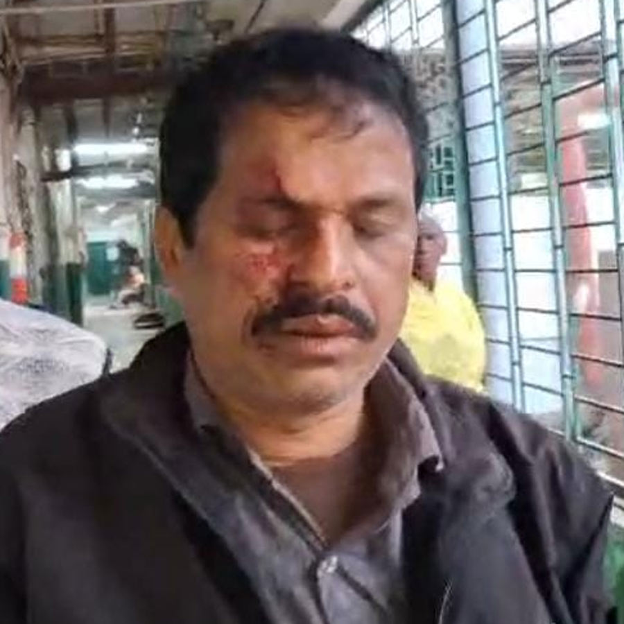 আহত আসতু মল্লিক।