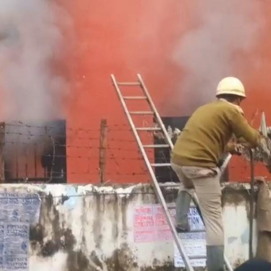 দমকলের একটি ইঞ্জিন এসে আগুন নেবানোর কাজ শুরু করে।