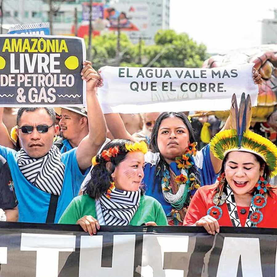 প্রতিবাদী: রাষ্ট্রপুঞ্জের সম্মেলনের আবহে জলবায়ু সংক্রান্ত ন্যায়বিচার ও অন্যান্য দাবিতে পথে ব্রাজ়িলের মানুষ। বেলেম, নভেম্বর, ২০২৫।
