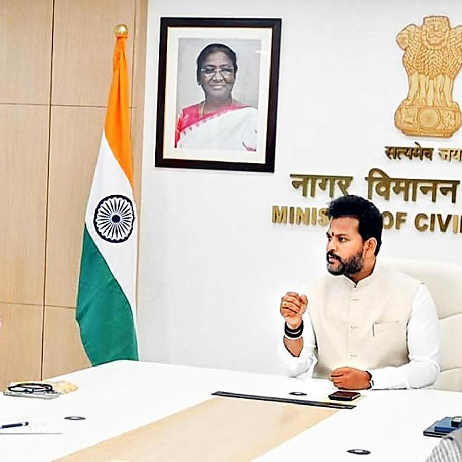 বিমানমন্ত্রীর সঙ্গে বৈঠকে ইন্ডিগো সিইও পিটার এলবার্স।