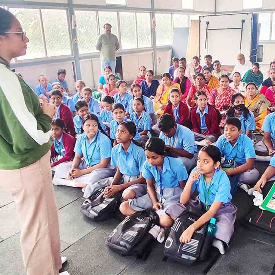 মাদুরদহ সত্যবৃত্তি বিদ্যালয়ে পড়ুয়াদের সঙ্গে ক্লাসে উপস্থিত অভিভাবকেরাও।