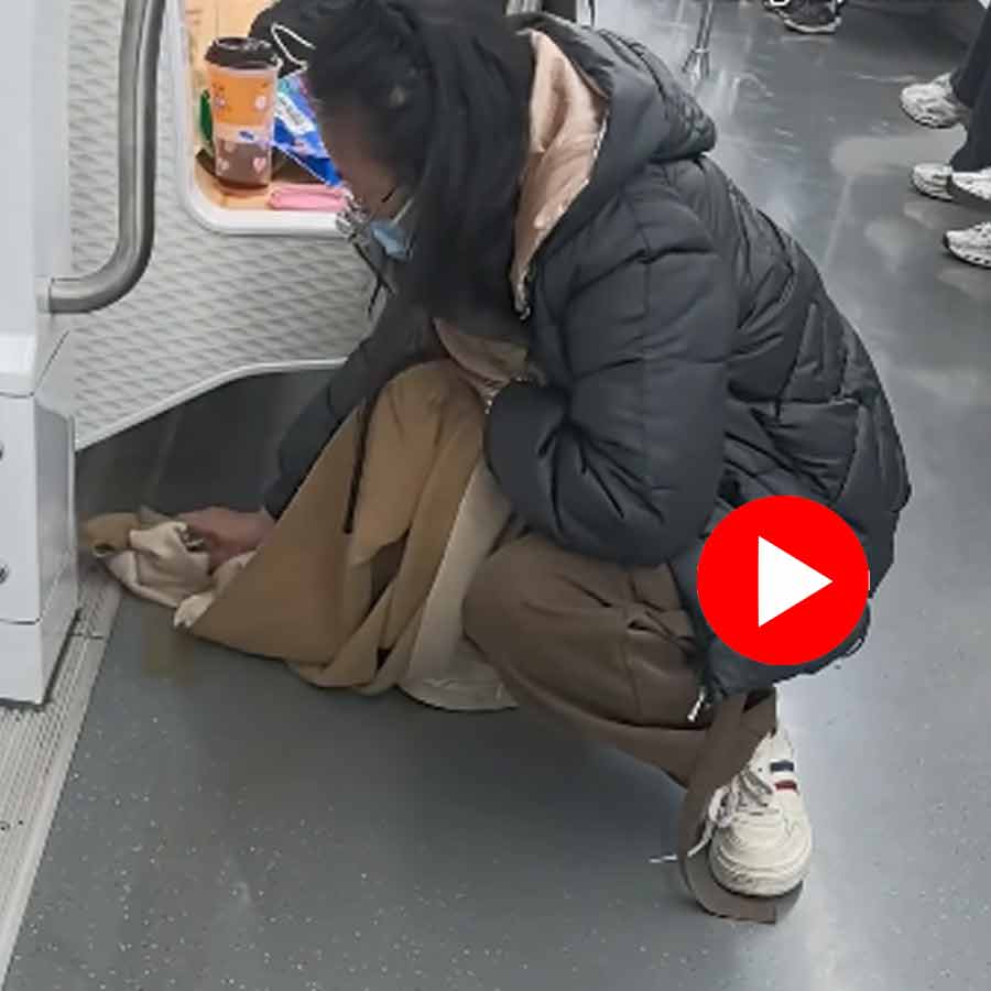 Video Of China Woman Using Her Scarf To Clean Spilt Bubble Tea On Subway Train Goes Viral dgtl