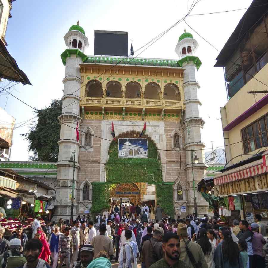 বোমার হুমকি পাওয়ার পর রাজস্থানের অজমের দরগায় নিরাপত্তার কড়াকড়ি।