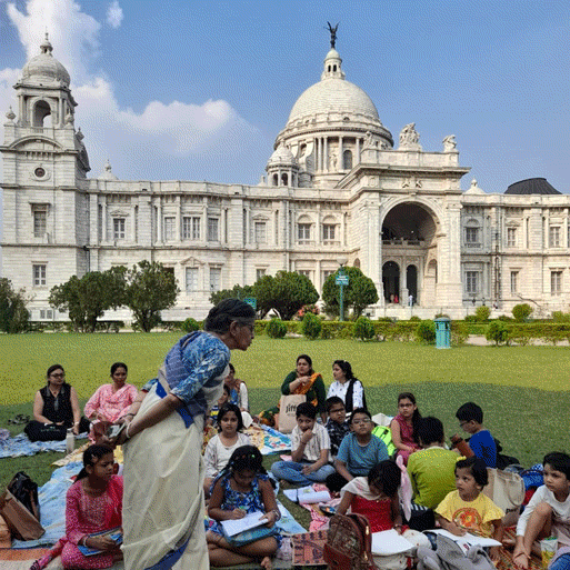 শিশুদের গল্প শোনাতে মত্ত ‘গল্প দিদা’।