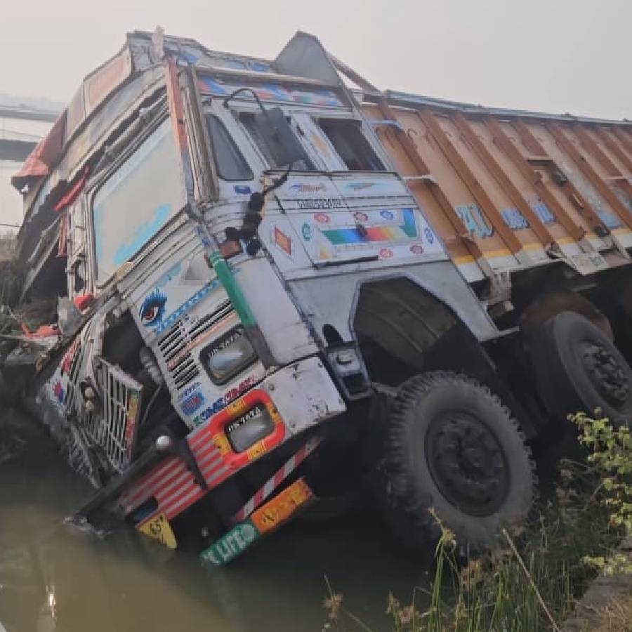 ট্রাকের পারমিট ফের করেছিল। তার পরেও কী ভাবে রাস্তায়? প্রশ্ন উঠছে।