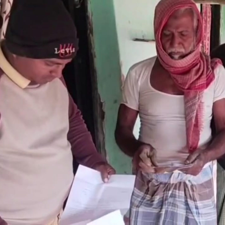 বিল হাতে গোলাম নবি খান।