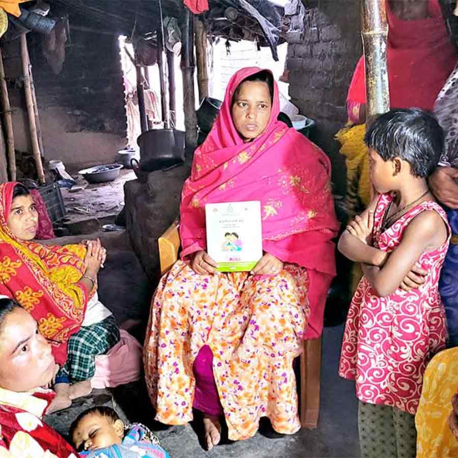 পাইকরের বাড়িতে জননী সুরক্ষা কার্ড হাতে সুনালী।