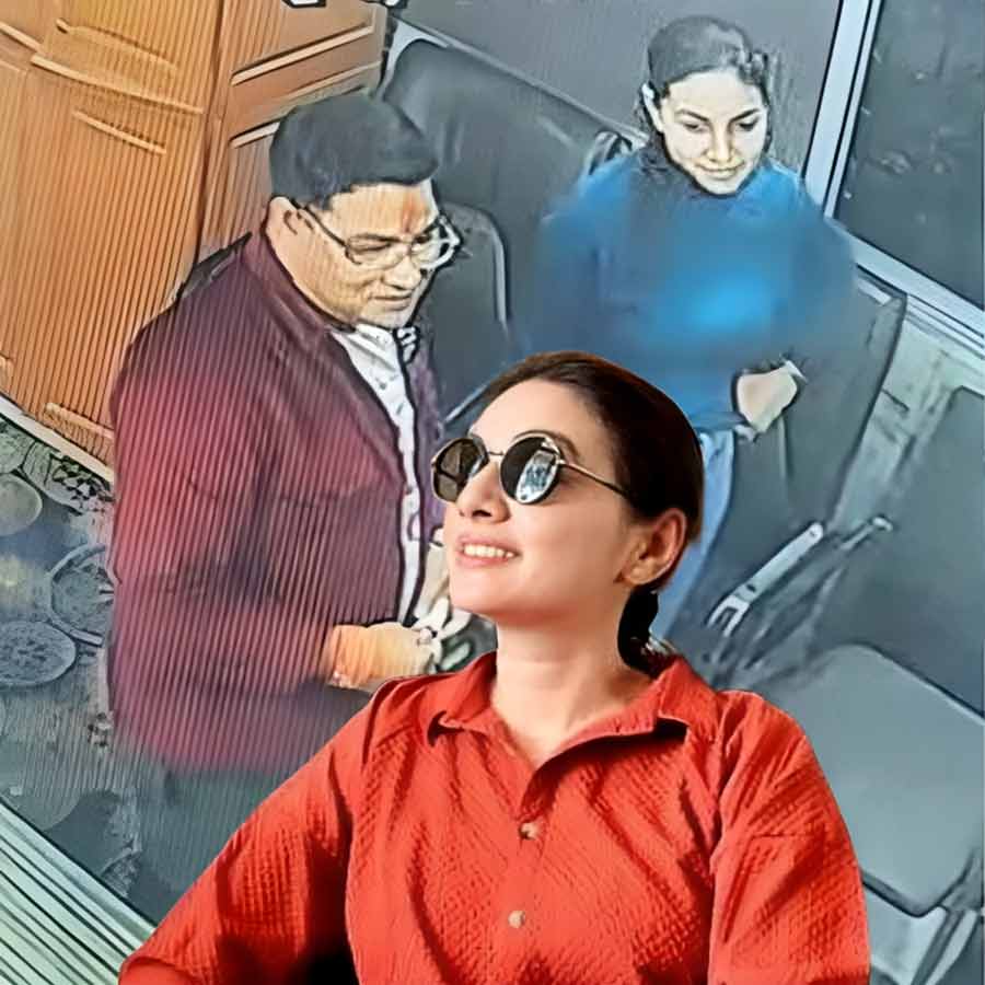 ডিএসপি কল্পনা বর্মা (ইনসেটে)। ব্যবসায়ী দীপক টন্ডনের সঙ্গেও দেখা যাচ্ছে তাঁকে। গ্রাফিক: আনন্দবাজার ডট কম।