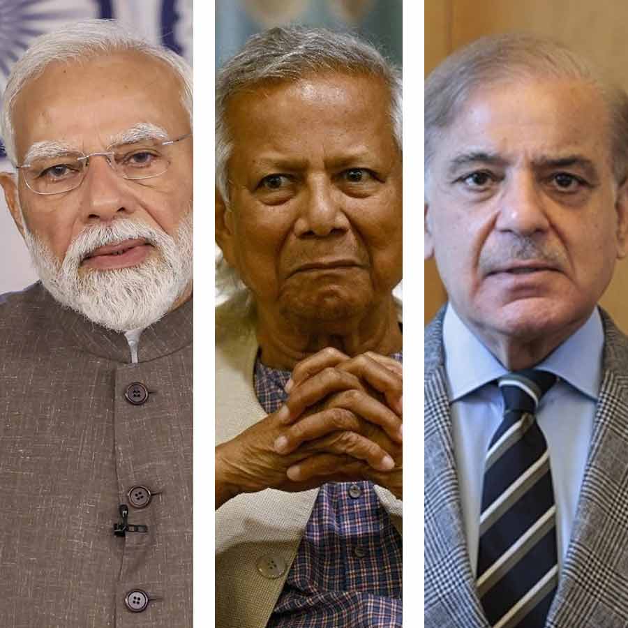 (বাঁ দিক থেকে) নরেন্দ্র মোদী, মুহাম্মদ ইউনূস এবং শাহবাজ় শরিফ।