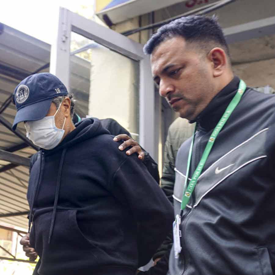 (বাঁ দিকে) গোয়ার নৈশক্লাবের অন্যতম মালিক অজয় গুপ্ত। তাঁকে গ্রেফতার করে দিল্লি থেকে গোয়া নিয়ে যাওয়া হচ্ছে। ছবি: পিটিআই।