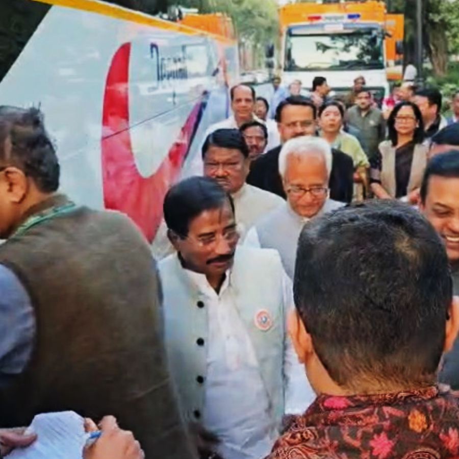 বাসে ওঠার আগে বিজেপি সাংসদ জগন্নাথ সরকার।