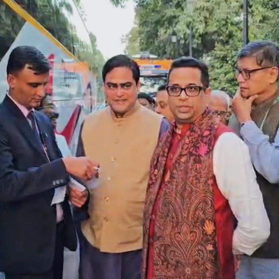 বাসে ওঠার আগে শান্তনু ঠাকুর এবং সৌমিত্র খাঁ।