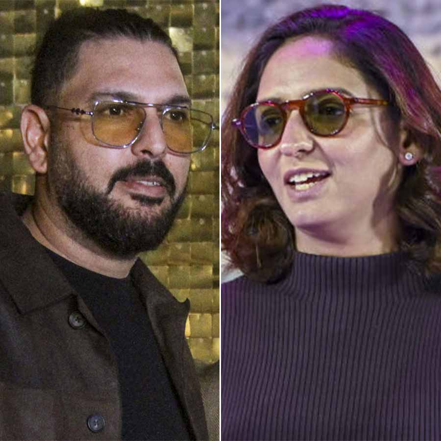 (বাঁ দিকে) যুবরাজ সিংহ, হরমনপ্রীত কৌর (ডান দিকে)।