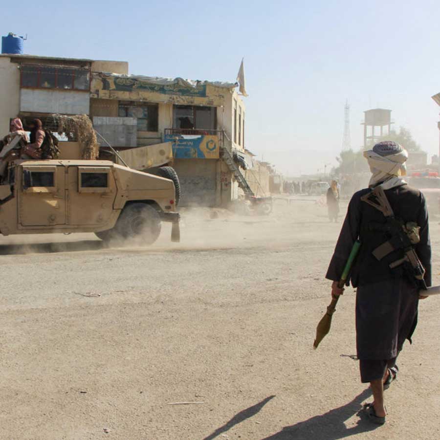 ১৭০০ সালের গোড়ার দিকে জেলেদের ছোট্ট গ্রাম হিসাবে যাত্রা শুরু করে লিয়ারি। উপকূলীয় মৎস্যজীবী, আরব সাগর, নৌকা, জাল, বাণিজ্য— এ সব নিয়েই থাকত লিয়ারি। ১৮৩০-এর দশকে তপলুর বালোচ শাসকদের পরাজিত করতে সেখানে এসে পৌঁছোয় ব্রিটিশেরা।