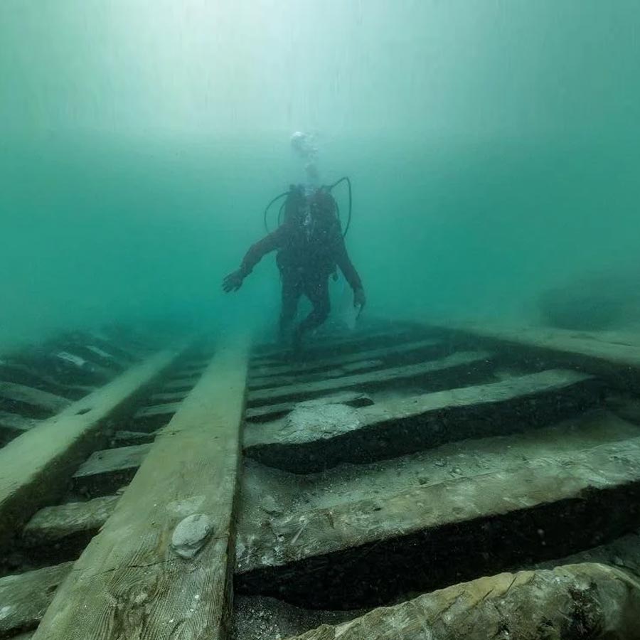 প্রাকৃতিক দুর্যোগের ফলে দ্বীপটি সমুদ্রে তলিয়ে যায়। ডুবে যাওয়া আলেকজ়ান্দ্রিয়া শহরের গুরুত্বপূর্ণ অংশ বলে চিহ্নিত অ্যান্টিরোডোস দ্বীপটির কাছেই আবিষ্কৃত হয়েছে রাজকীয় নৌবহরের কঙ্কালটি। নৌকাটির ধ্বংসাবশেষ যেখানে পাওয়া গিয়েছে তার খুব কাছেই মিশরীয় দেবী আইসিসের মন্দির, মাত্র ৫০ মিটার দূরে।